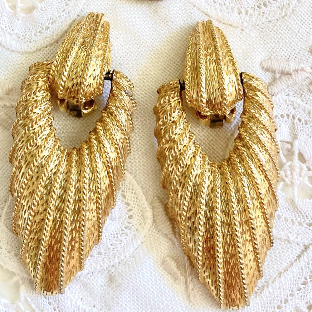 VINTAGE Gold Tone Ribbed Earrings Non-Pierced